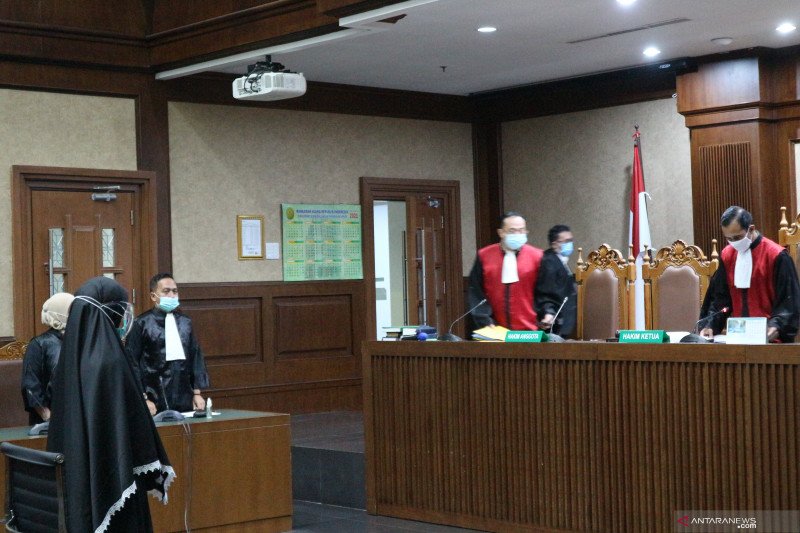 Jaksa Pinangki Sirna Malasari menjalani sidang pembacaan vonis di Pengadilan Tipikor Jakarta, Senin (8-2-2021). Pinangki divonis 10 tahun penjara ditambah denda Rp600 juta subsider 6 bulan kurungan. ANTARA/Desca Lidya Natalia