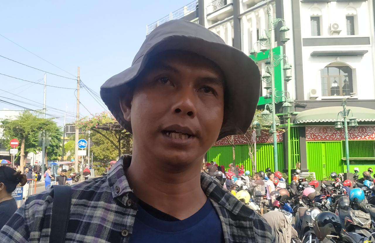 Anggota DPRD Solo dari PSI, Antonius Yogo Prabowo memberikan keterangan terkait kesiapan PSI mendukung Gibran maju di Pilwakot lewat jalur independen di Solo, Jawa Tengah, Minggu (29/9). (MP/Ismail)