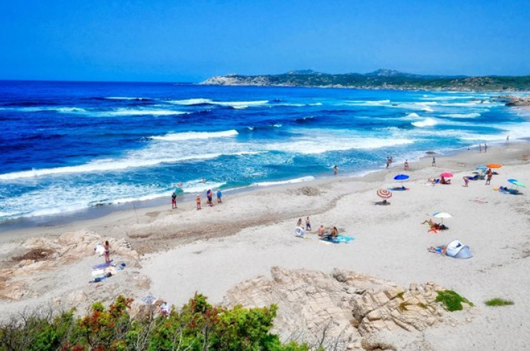 Turis Asal Perancis Didenda Karena Mencuri Pasir Pantai
