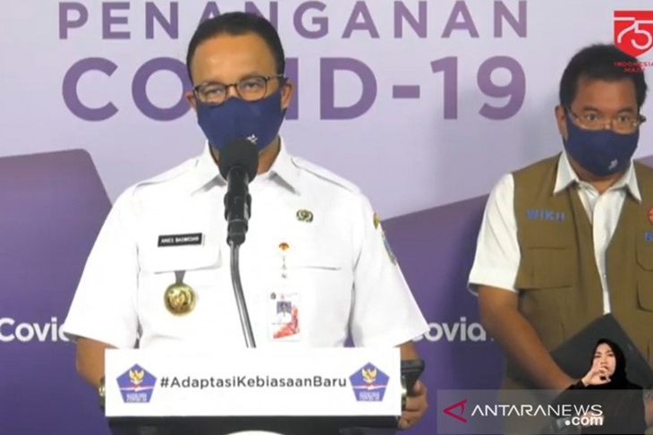 Tangkap Layar: Gubernur DKI Jakarta Anies Baswedan (kiri) menyampaikan keterangan segera membuka bioskop usai berdiskusi dengan Tim Pakar Satgas Penanganan COVID-19 di Gedung BNPB, Jakarta, Rabu (26/8/2020). (ANTARA/HO/Tangkap Layar Youtube Tim Pakar Satgas Penanganan COVID-19)