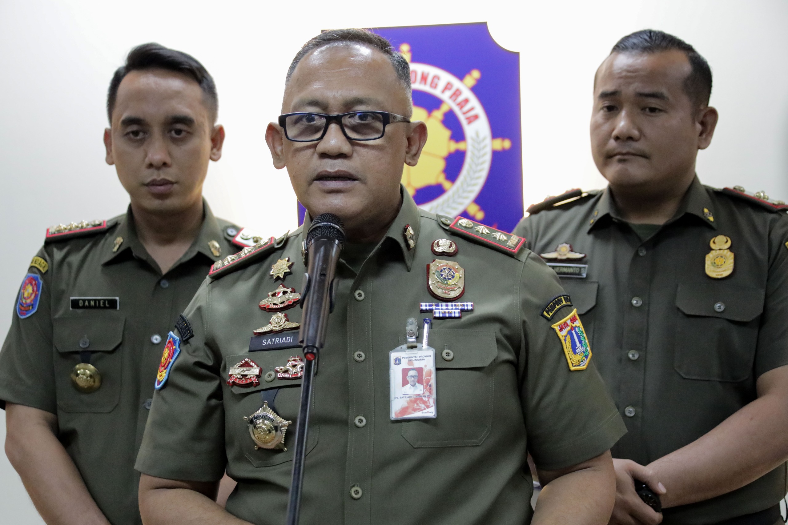Enggak Mau Ada Korban 'Ketiban' Besi Karatan, Satpol PP DKI Babat Habis 16 Reklame Maut Pengancam Nyawa Warga Jakarta