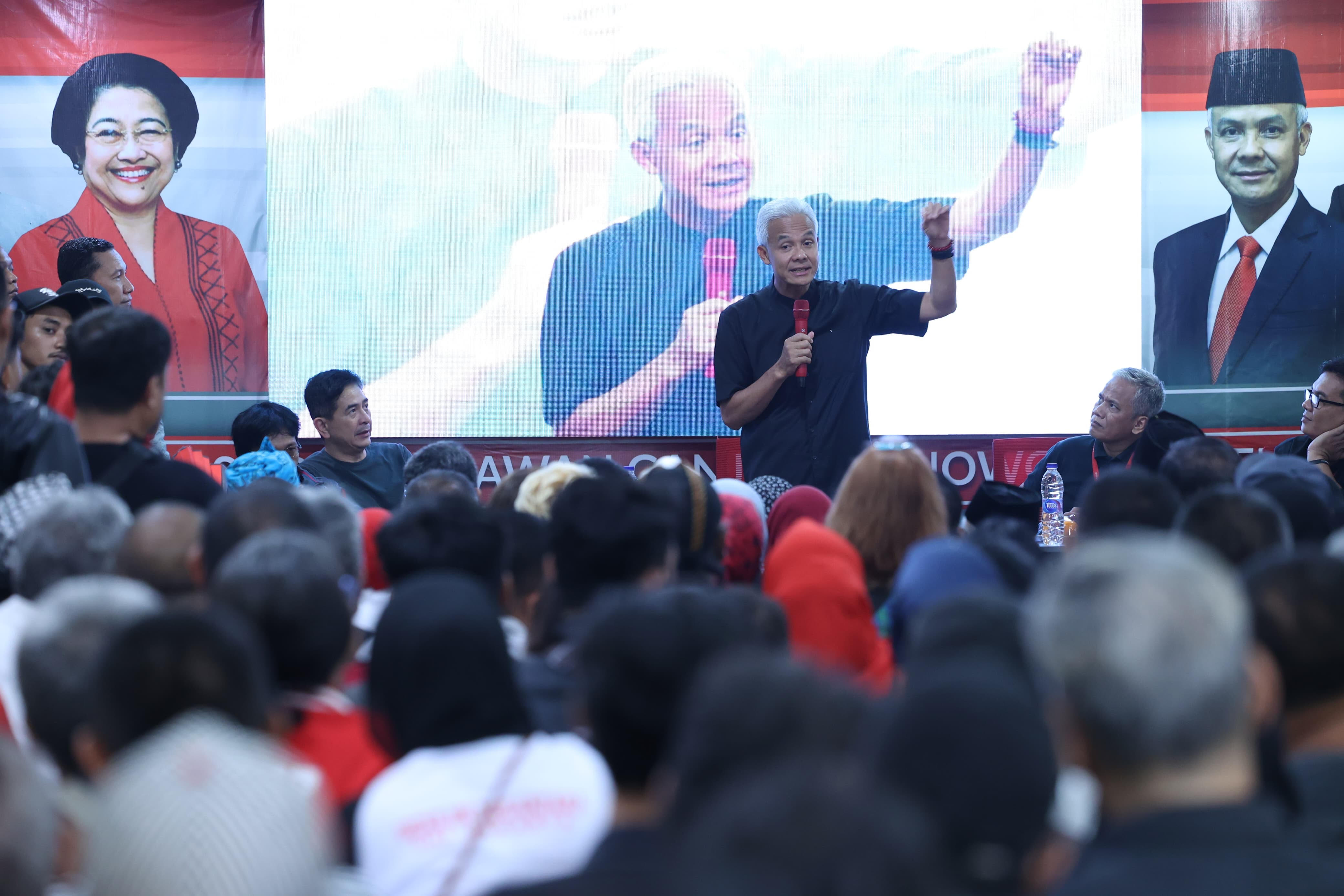 Ganjar Terharu Masih Dikawal Relawan Sampai Hari Ini