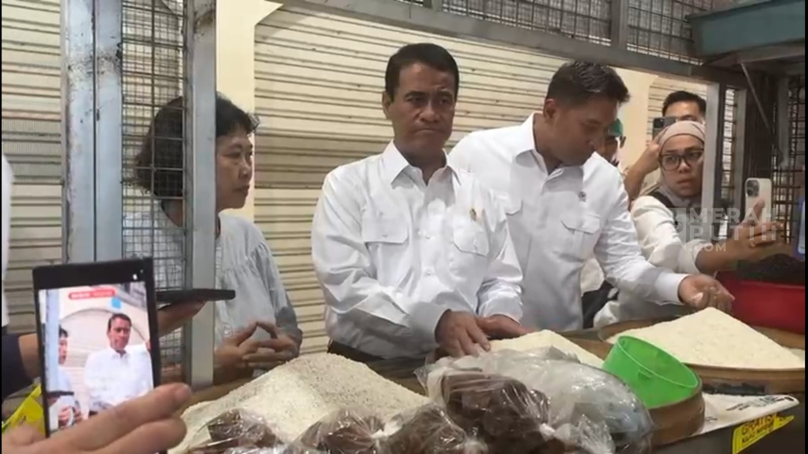 Mentan Amran Lakukan Inspeksi Harga Sembako di Pasar Legi Solo, Tegaskan jangan Politisasi Sektor Pangan