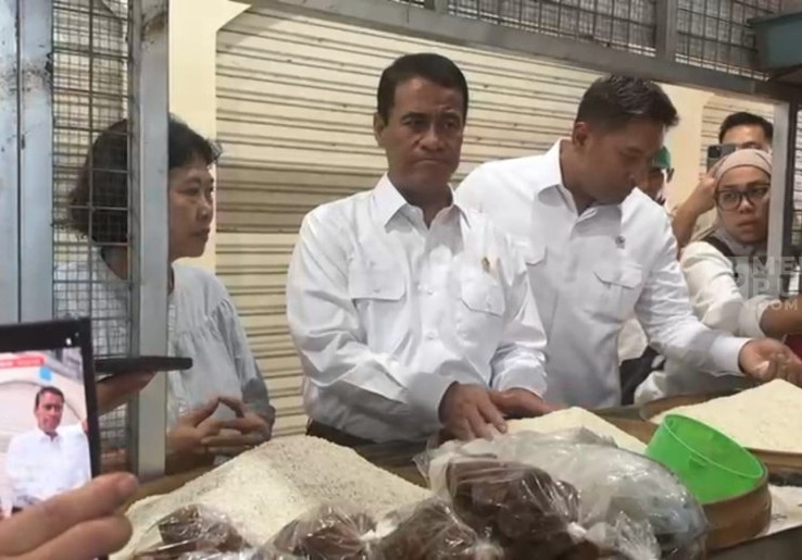 Mentan Amran Lakukan Inspeksi Harga Sembako di Pasar Legi Solo, Tegaskan jangan Politisasi Sektor Pangan