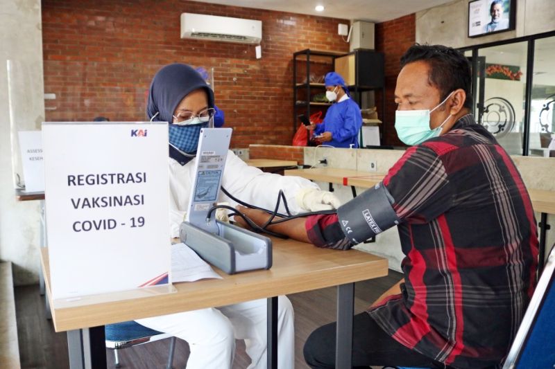Layanan vaksinasi gratis di stasiun kereta api. ANTARA/HO-PT KAI
