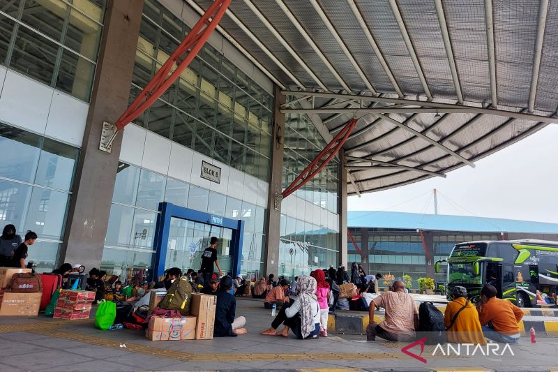Calon penumpang bus menunggu di terminal keberangkatan Terminal Terpadu Pulo Gebang Jakarta Timur, Rabu (4/5/2022). (ANTARA/Aditya Ramadhan)