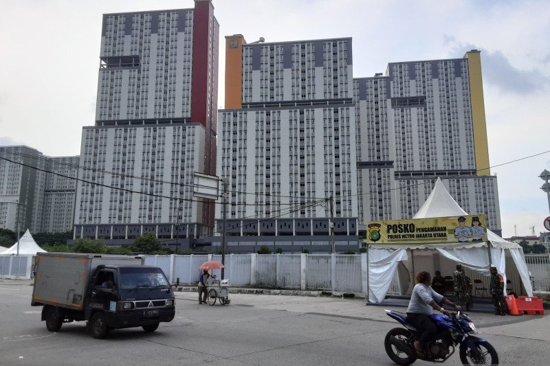 Suasana di depan Wisma Atlet Kemayoran Jakarta, Jumat (20/3/2020) (ANTARA/FAUZI LAMBOKA)