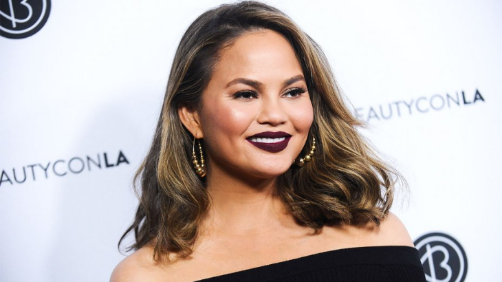 Hampir Tertabrak Sepeda, Chrissy Teigen Diselamatkan Pria Ini
