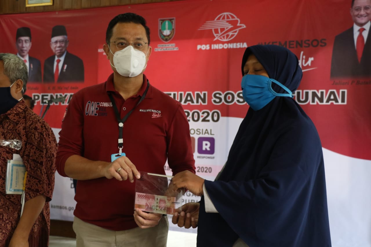 Menteri Sosial (Mensos), Juliari P Batubara meninjua penyaluran BST di Kelurahan Jagalan, Kecamatan Jebres, Solo, Jawa Tengah, Kamis (21/5). (MP/Ismail)