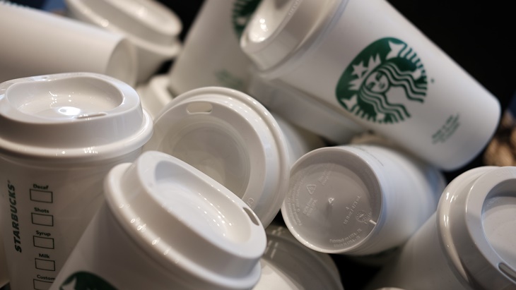 Starbucks Hentikan Program 'Reusable' untuk Kurangi Penyebaran Corona