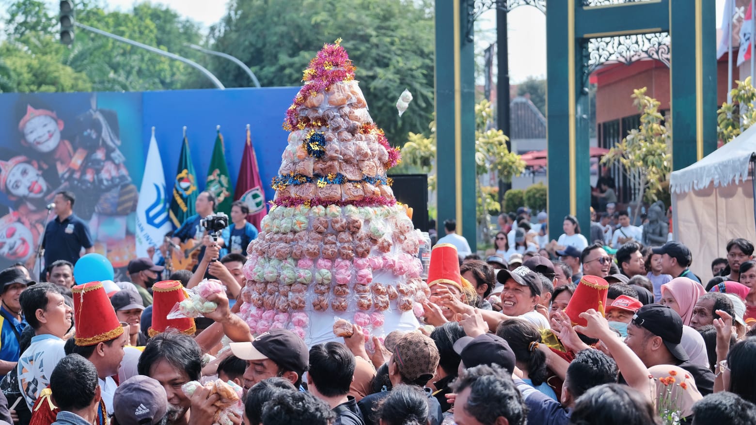 Ribuan Warga Berebut 41 Gunungan di Event Solo Great Sale
