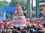 Ribuan Warga Berebut 41 Gunungan di Event Solo Great Sale