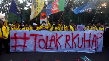Aksi Demo Mahasiswa Tolak RKUHAP di Gerbang Pancasila Gedung DPR  
