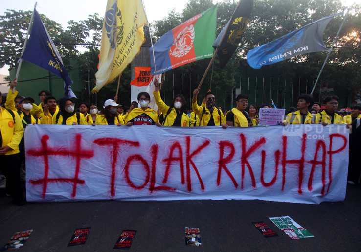 Aksi Demo Mahasiswa Tolak RKUHAP di Gerbang Pancasila Gedung DPR  