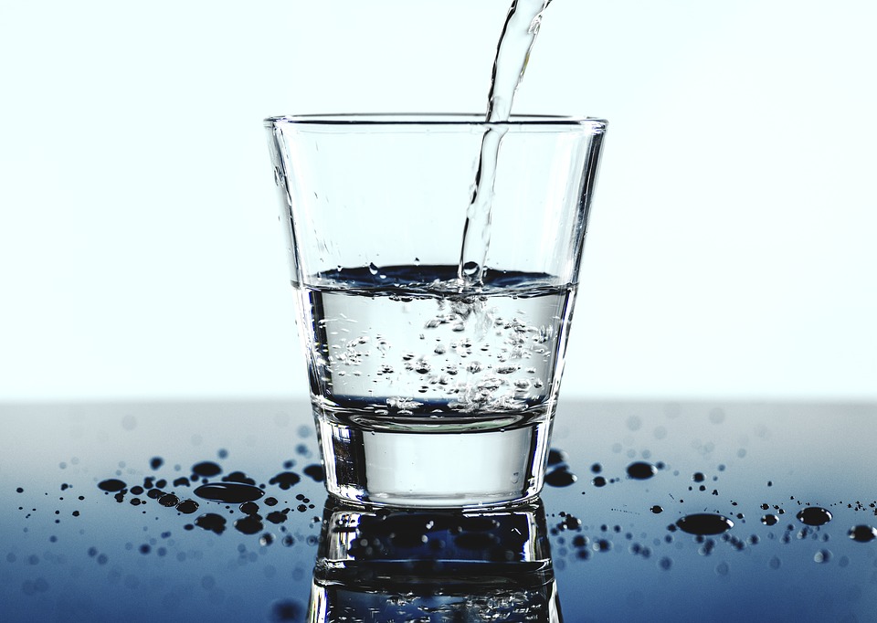 Bawa air mineral untuk mengantisipasi dehidrasi (Sumber: Pixabay/rawpixel)