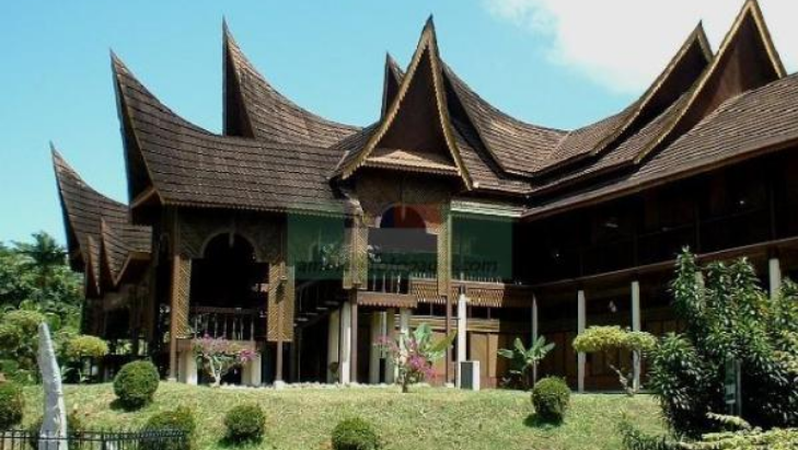 Rumah adat Negeri Sembilan yang hampir sama bentuknya dengan Rumah Gadang di Sumatera Barat (foto : wordpress.com)