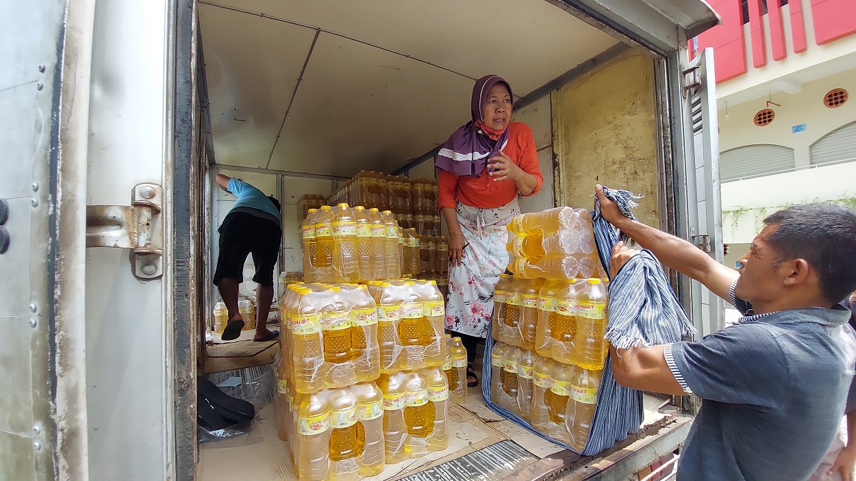 Warga mengantre membeli minyak goreng di Pasar Legi Solo, Jawa Tengah, Kamis (27/1). (MP/Ismail)