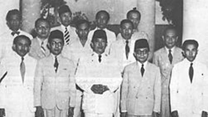 Menteri-menteri dari Kabinet Natsir dengan Presiden Soekarno dan Wakil Presiden Mohammad Hatta. (Foto/Wikipedia)