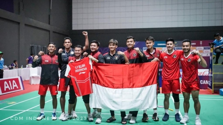 Tim Bulu Tangkis Putra Persembahkan Emas untuk Syabda Belawa di Podium Juara