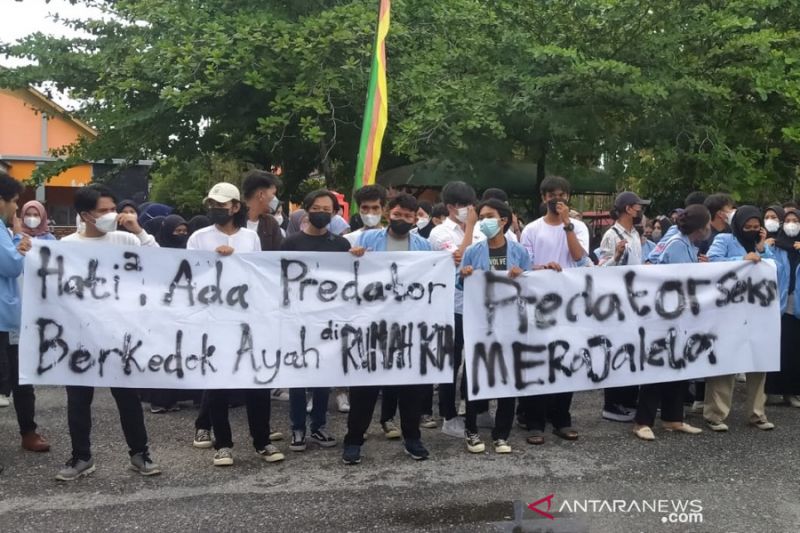 Suasana aksi mahasiswa di depan gedung Rektorat Universitas Riau di Pekanbaru, Jumat (5/11/2021). (ANTARA/Putri)
