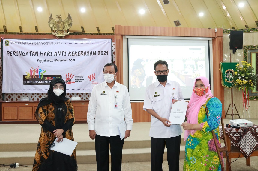 Dinas Pemberdayaan Perempuan Perlindungan Anak Pengendalian Penduduk dan Keluarga Berencana Kota Yogyakarta Edy Muhammad (kedua dari Kanan). Foto: Humas Pemkot Yogyakarta