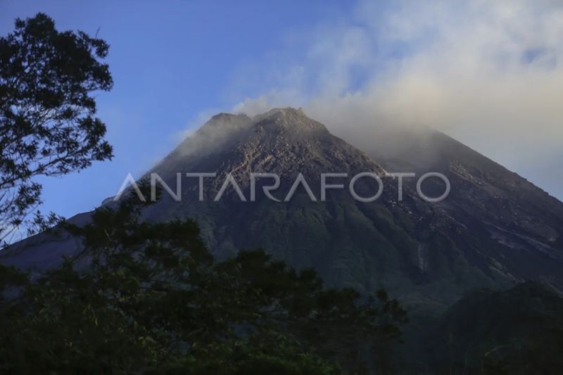 Gunung Merapi Muntahkan Rentetan Awan Panas Guguran hingga Tujuh Kali