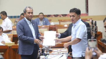 Raker Wamenkum Edward Omar Sharif Hiariej dengan Komisi III DPR Bahas RUU Penyesuaian Pidana