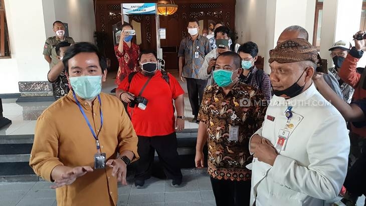 Serahkan Ribuan APD, Gibran: Rekomendasi Urusan Kedua Misi Kemanusiaan Dulu