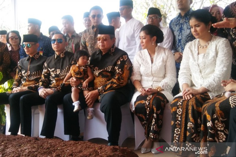 Presiden Keenam Indonesia, Susilo Bambang Yudhyono bersama kedua putranya, AHY dan Ibas serta kedua menantu dan keempat cucunya saat berziarah ke makam Ani Yudhoyono di TMP Kalibata, Jakarta, Rabu (5/6/2019) atau bertepatan dengan hari Lebaran 1 Syawal 1440 H. (ANTARA/Lia Wanadriani Santosa)