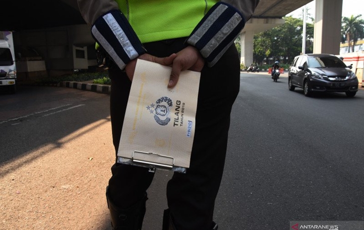Polantas memantau kendaraan saat hari pertama pemberlakuan kembali kebijakan ganjil-genap di Jalan Gatot Subroto, ANTARA FOTO/Indrianto Eko Suwarso/wsj.