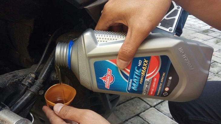 Waspada Risiko Gonta-Ganti Merek Oli Motor