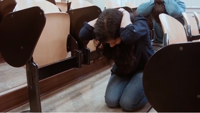 Gempa saat di bioskop
