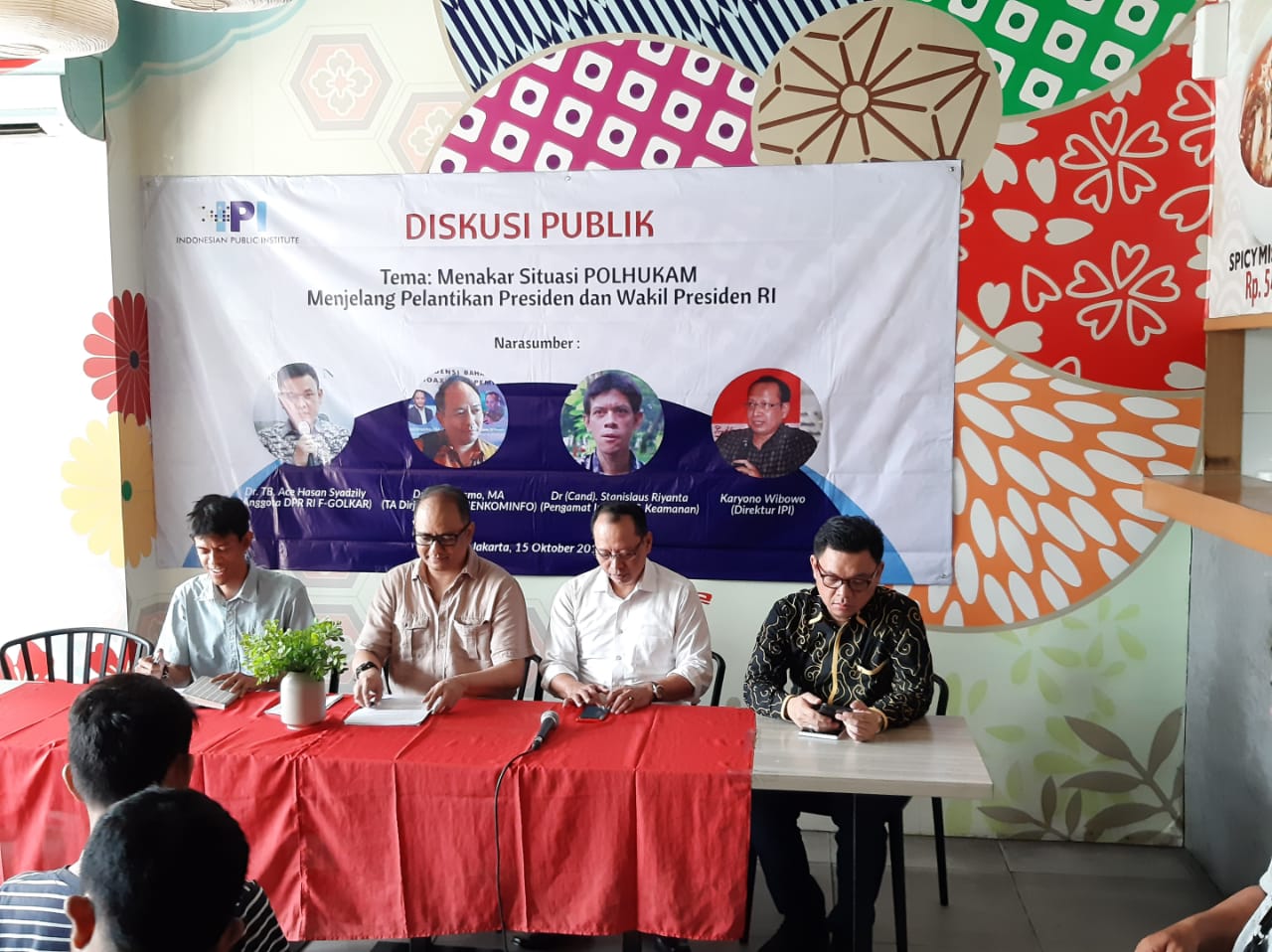 Pengamat politik Karyono Wibowo saat acara diskusi di kawasan Cikini, Menteng, Jakarta Pusat, Selasa (15/10). Foto: MP/Kanu