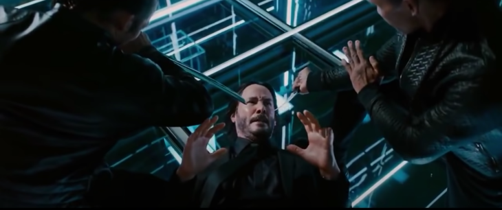John Wick disudutkan dengan karambit di John Wick 3. (Foto tangkapan gambar Youtube/tech soft17)