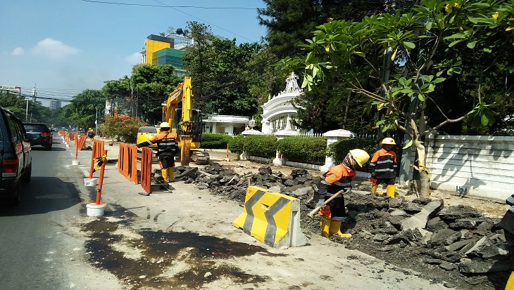 Pemerintah Provinsi (Pemprov) DKI Jakarta melalu Dinas Bina Marga DKI tengah melakukan pengerjaan revitalisasi trotoar di Jalan Cikini dan Jalan Kramat, Jakarta Pusat. Foto: MP/Asropih
