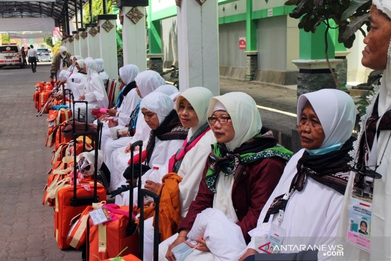 Jamaah calon haji asal Yogyakarta menunggu antrean pemeriksaan barang bawaan di asrama haji Donohudan Boyolali. (ANTARA/Bambang Dwi Marwoto)