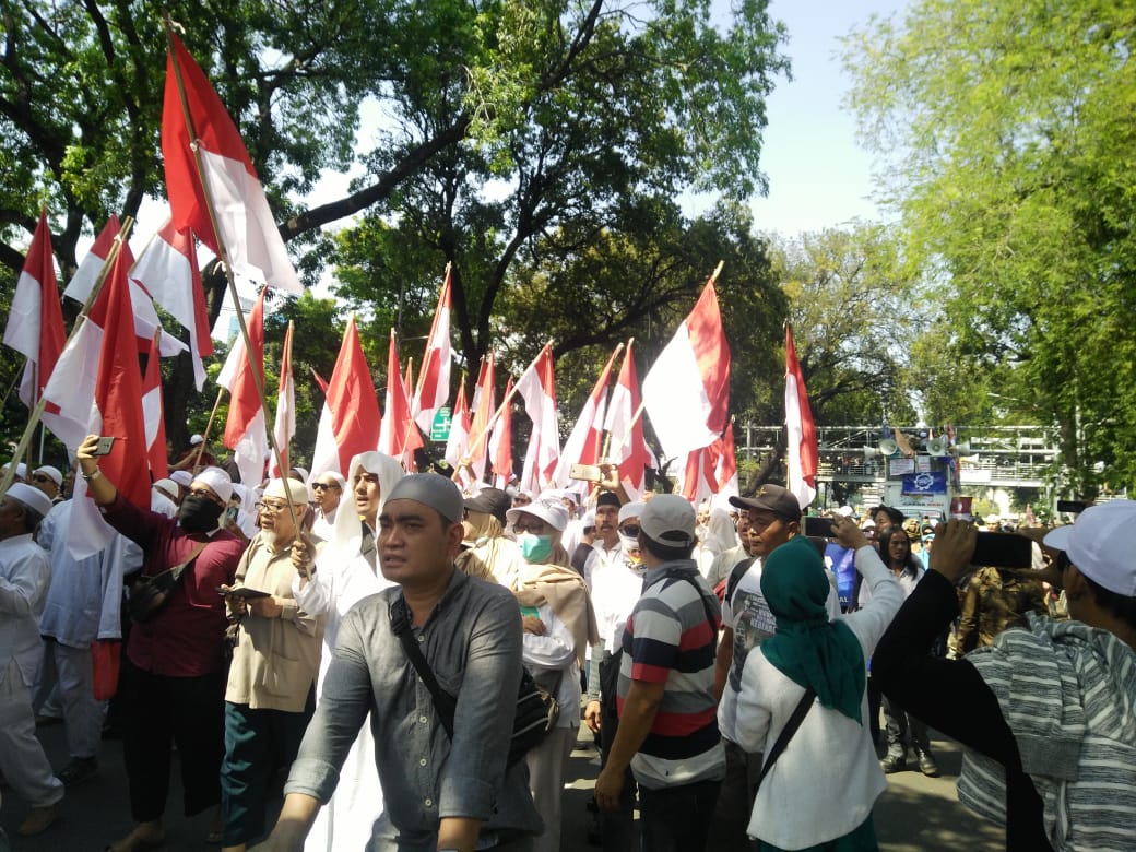 Ribuan massa aksi Persaudaraan Alumni (PA) 212 datang untuk mengawal MK mulai berkumpul di patung kuda Arjuna Wiwaha, Jalan Medan Merdeka Barat, Jakarta. Foto: MP/Kanu
