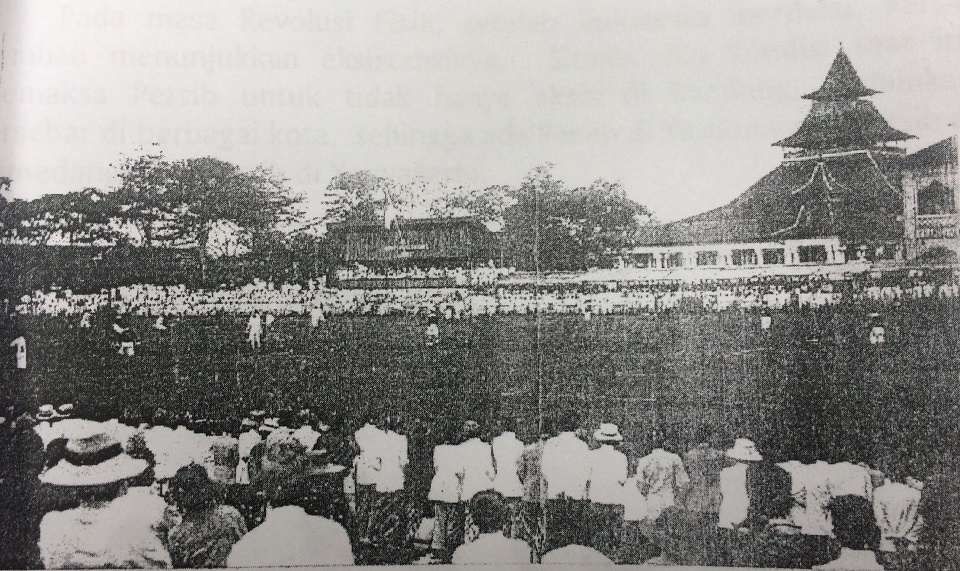 Sepak Bola zaman Hindia Belanda di alun-alun Kota Bandung. (BolaSkor.com/Dokumen Istimewa)
