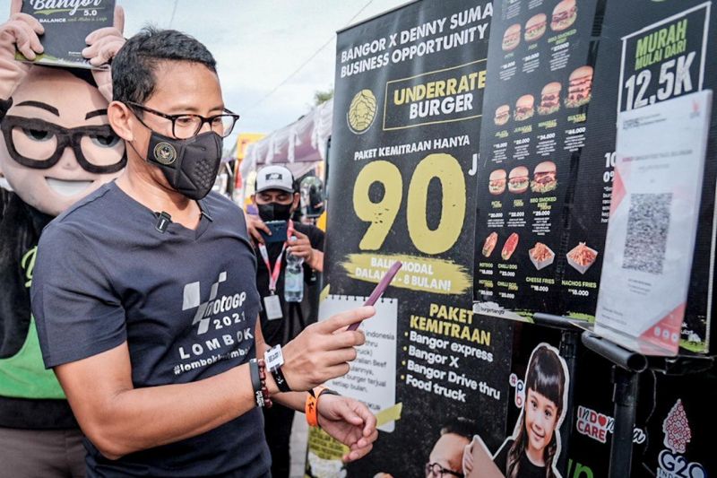 Menteri Pariwisata dan Ekonomi Kreatif Sandiaga Uno ketika meninjau Festival Jajanan Bango dan lokasi Food Truck Goes to Mandalika 2022 di Pantai Kuta Mandalika, Jakarta, Jumat (18/3/2022). ANTARA/HO-Kemenparekraf