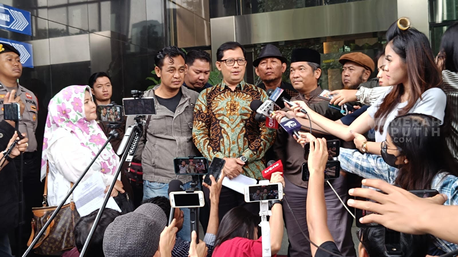 KPK Diminta Usut Dugaan Korupsi Jokowi dan Keluarganya