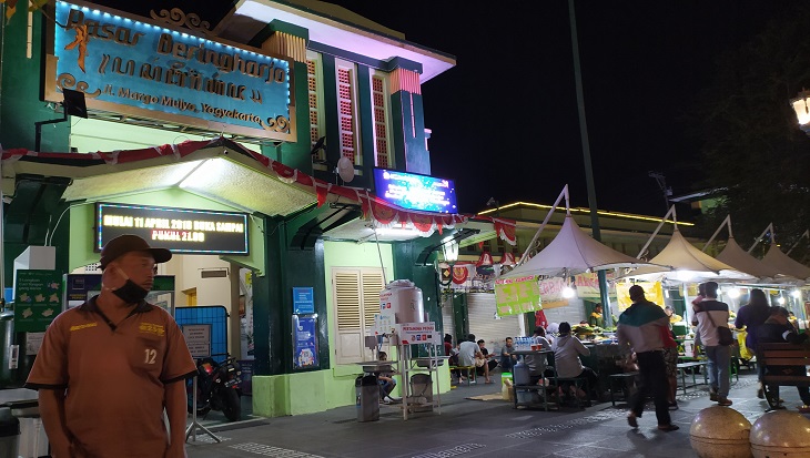 Suasana lesehan Malioboro di malam hari.