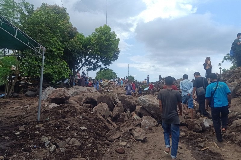 Batu yang meluncur dari Gunung Ile Buleng masih menutup akses masuk menuju Desa Lamanele, Adonara Timur, NTT, Kamis (8/4/2021). (ANTARA/Andi Firdaus).
