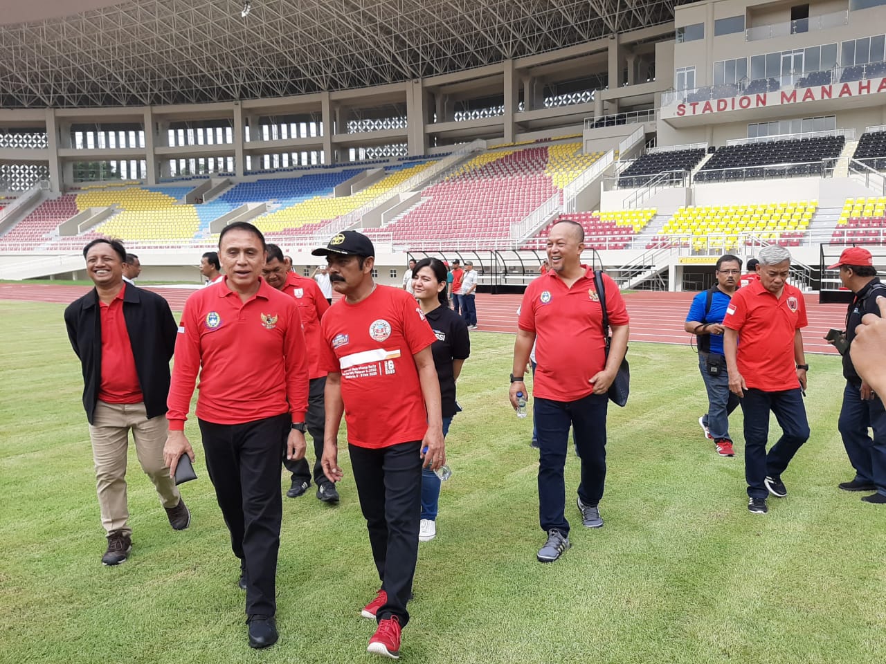 Ketua PSSI Mochammad Iriawan atau Iwan Bule resmi bersama Wali Kota Solo, FX Hadi Rudyatmo mengecek Stadion Manahan Solo. (MP/Ismail)