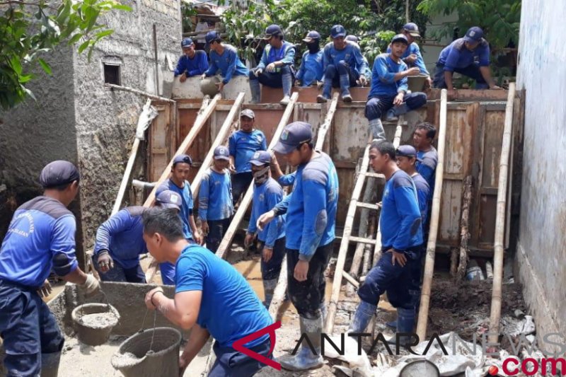 Pembangunan tanggul di kawasan Jatipadang Jakarta Selatan