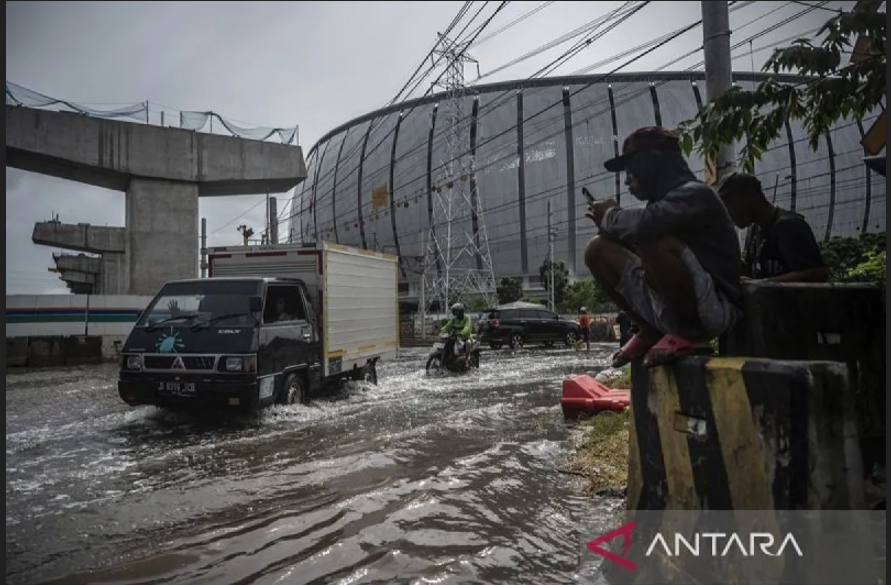 Jalan R.E Martadinata Jakarta Terendam Rob