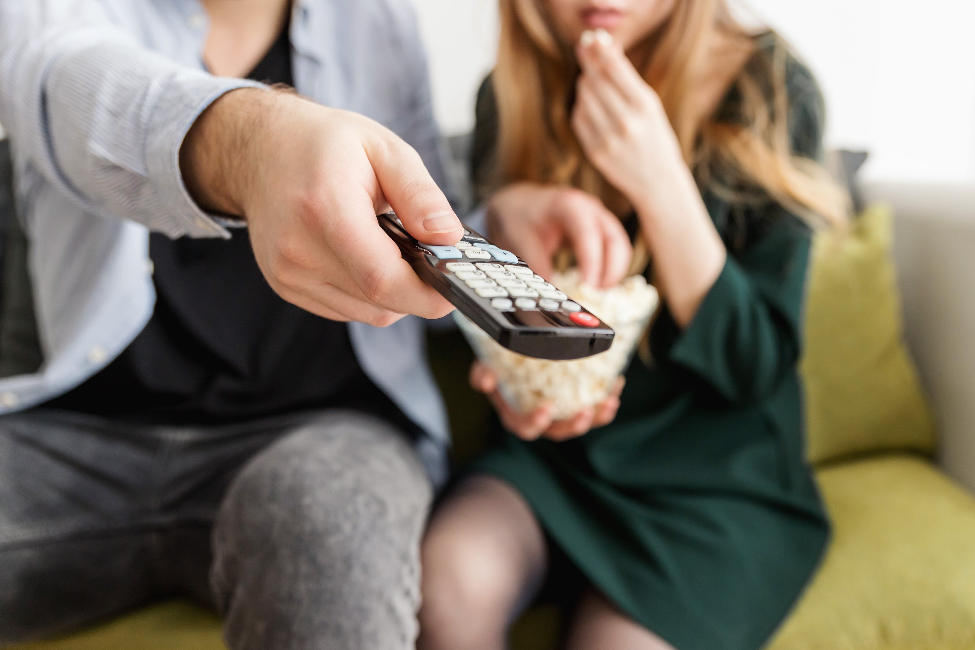 Nonton Film Bersama membuat Valentine menjadi berkesan dan Unik (Foto: pexels/JESHOOTS.com)