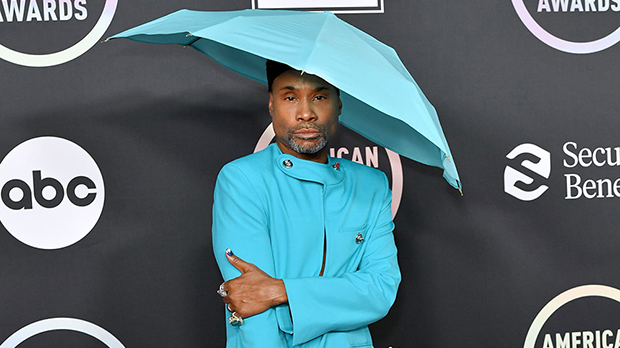 Billy Porter Tampil Unik dengan Topi Payung pada Red Carpet AMAs 2021