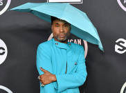 Billy Porter Tampil Unik dengan Topi Payung pada Red Carpet AMAs 2021