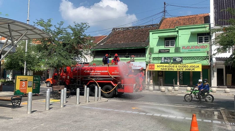 Penyemprotan disinfektan di malioboro pada selasa (10/09) lalu..(Foto: IG @pemkotjogja).