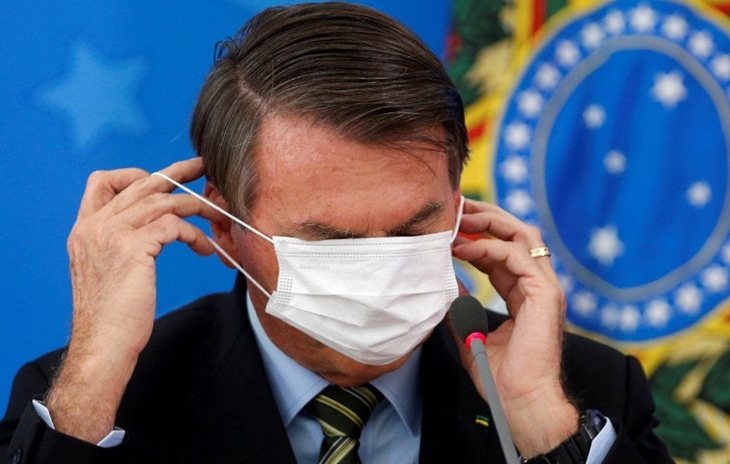 Sembuh dari COVID-19, Presiden Brazil Lepas Masker di Depan Umum